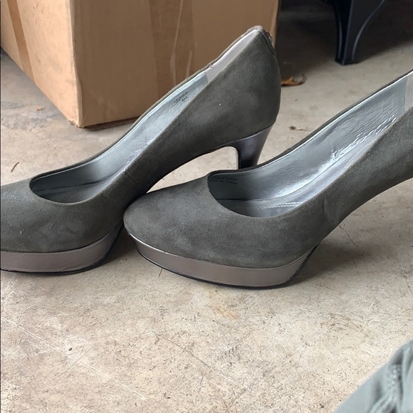 Tahari Sophia Shoe Gray Suede Heel - Picture 3 of 7